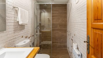Een douche, een haardroger, handdoeken