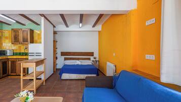 Een televisie en een open haard