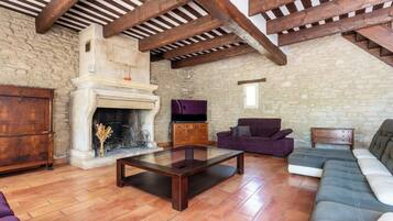 Televisie en een open haard