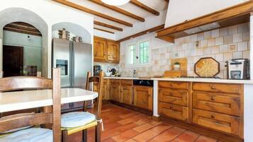 Een koelkast, een microgolfoven, een oven, een vaatwasser