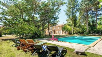 Een verwarmd zwembad