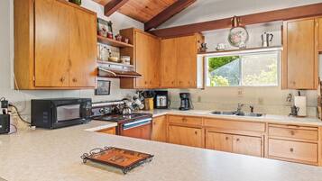 Frigorífico, microondas, placa de cocina y cafetera o tetera
