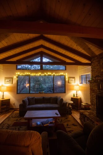 Cedar Pine Cottage - Cozy - Retro - Secluded - Cabin