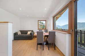 TV - Farmhouse 'Mutspitze' with Mountain View, Shared Garden and Wi-Fi (Scena)