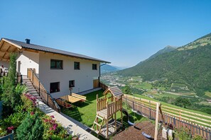 Terrace/patio - Farmhouse 'Mutspitze' with Mountain View, Shared Garden and Wi-Fi (Scena)