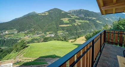 Farmhouse 'Sattelspitz' with Mountain View, Shared Garden and Wi-Fi