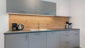 Réfrigérateur, plaque de cuisson, lave-vaisselle, cafetiÚre/bouilloire