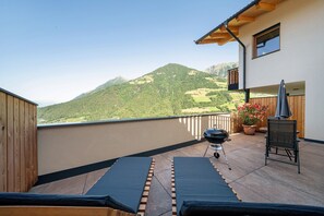 Terrace/patio - Farmhouse 'Hochwart' with Mountain View, Private Terrace and Wi-Fi (Scena)