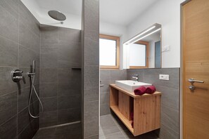Shower, hair dryer, towels - Farmhouse 'Hochwart' with Mountain View, Private Terrace and Wi-Fi (Scena)