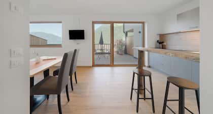 Ferme 'Hochwart' avec vue sur les montagnes, terrasse privée et Wi-Fi