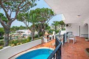 A rooftop pool with a view of a residential area, a barbecue area, and a dining table with chairs. - Apartment 'Tennis View' with Private Pool, Wi-Fi and Air Conditioning (Almancil)