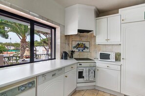 Een koelkast, een microgolfoven, een vaatwasser