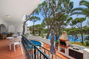 Outdoor dining - Apartment 'Tennis View' with Private Pool, Wi-Fi and Air Conditioning (Almancil)