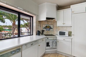 Fridge, microwave, dishwasher, coffee/tea maker