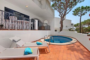 A poolside area with lounge chairs, a small pool, and a tree. - Apartment 'Tennis View' with Private Pool, Wi-Fi and Air Conditioning (Almancil)