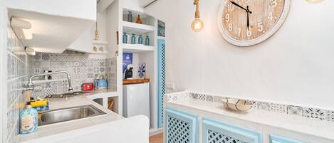 Een koelkast, een kookplaat, een koffiezetapparaat/waterkoker