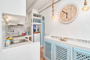 Réfrigérateur, plaque de cuisson, cafetière/bouilloire