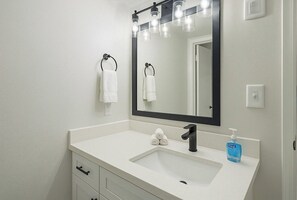 Sèche-cheveux, serviettes fournies, papier toilette