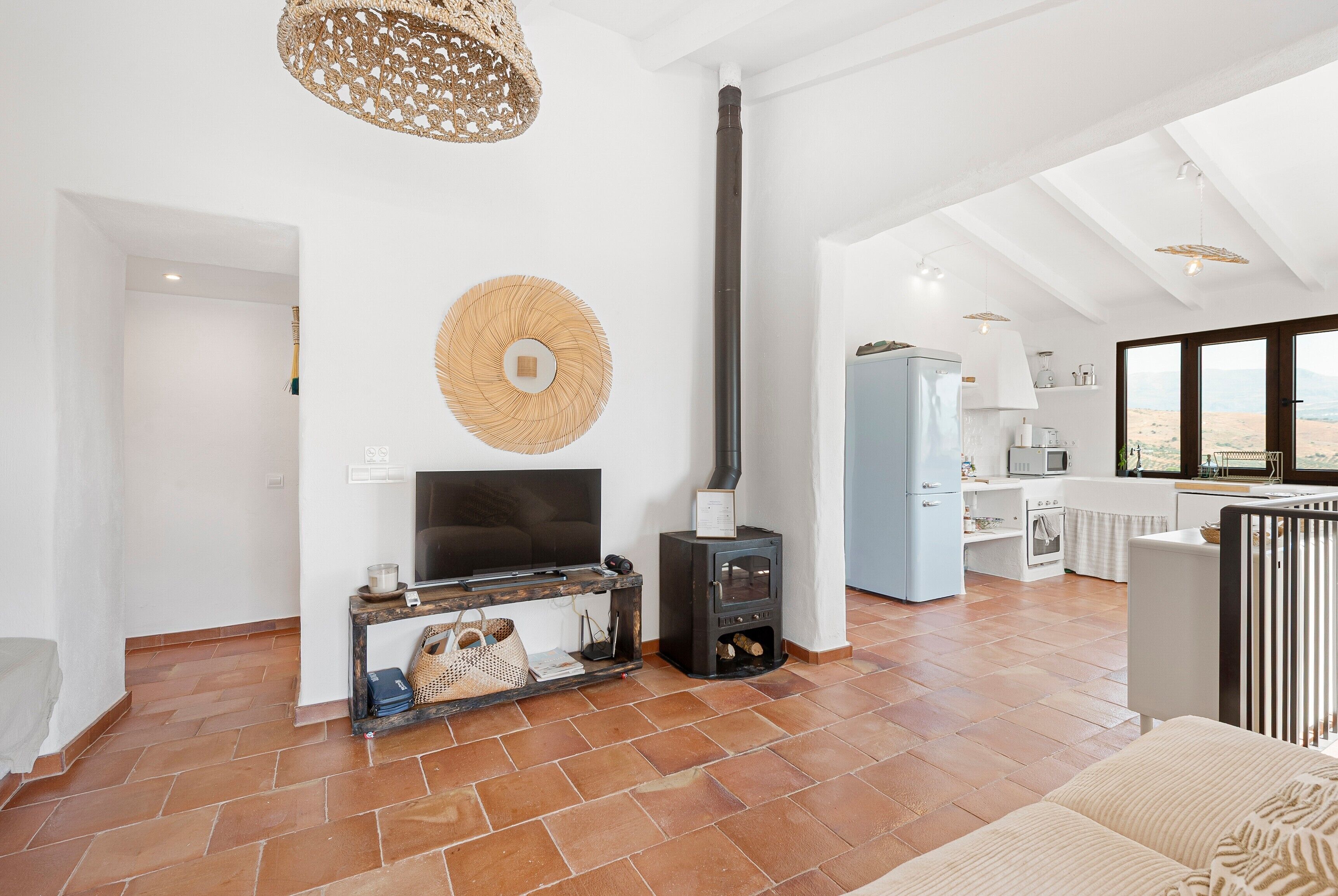 Een televisie en een open haard