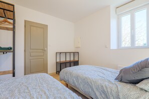 8 slaapkamers, een strijkplank/strijkijzer, gratis wifi, beddengoed