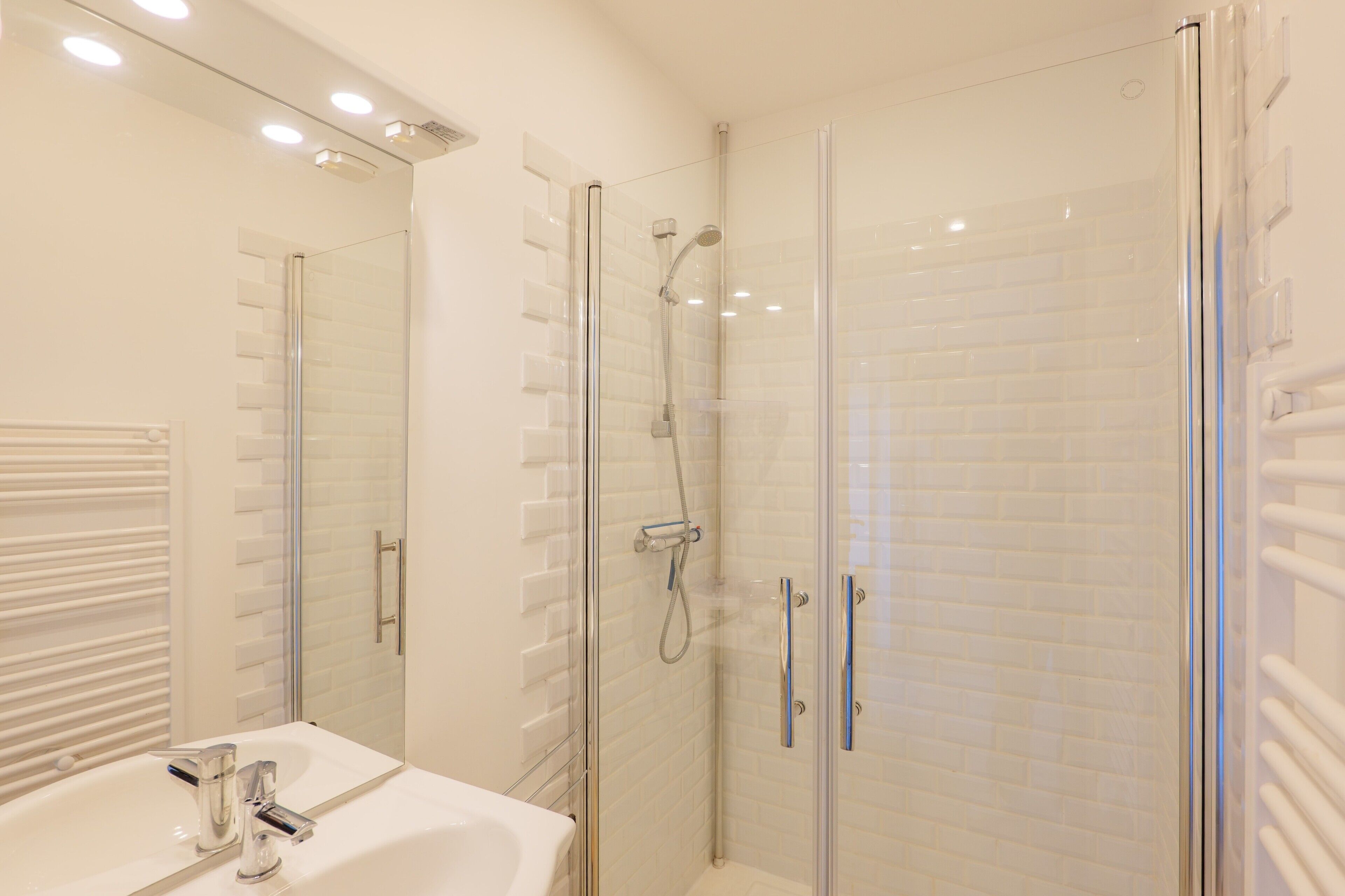 Een douche, een haardroger, handdoeken