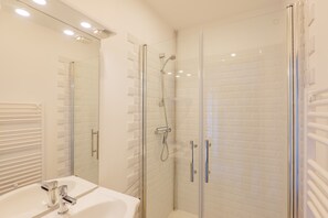 Een douche, een haardroger, handdoeken