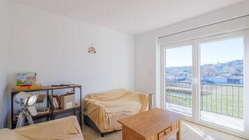 Televisio, pöytätennispöytä, stereot