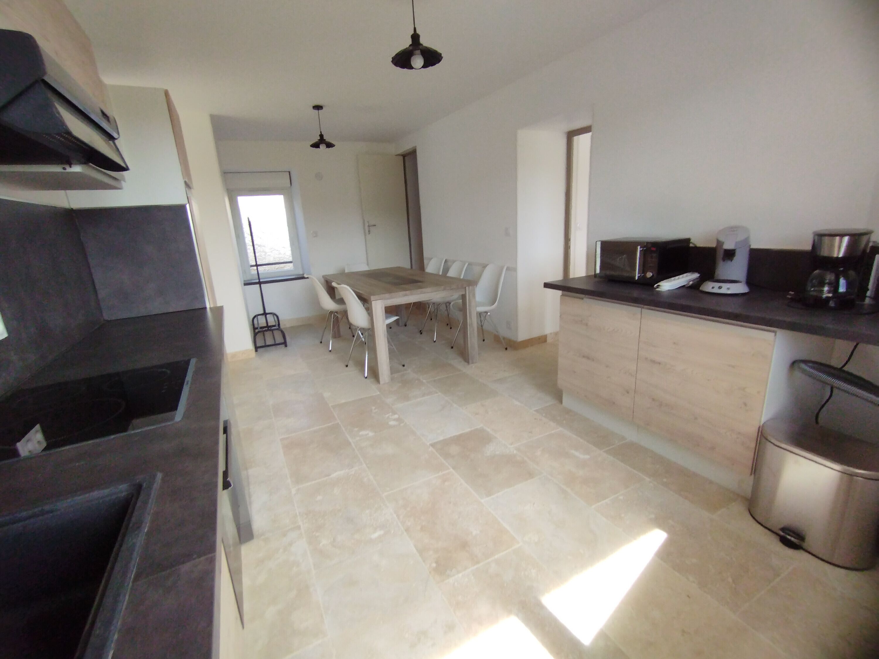 冷蔵庫、電子レンジ、オーブン、コンロ