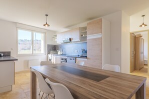 Fridge, microwave, oven, stovetop - Holiday Home 'Très Belle Maison' with Mountain View, Balcony and Wi-Fi (Laurac-en-Vivarais)