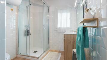 Chuveiro, secador de cabelo, toalhas de banho