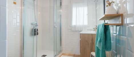 Shower, hair dryer, towels