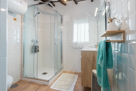 Douche, sèche-cheveux, serviettes fournies. Maison de vacances 'Casa El Pedroso' avec terrasse privée, Wi-Fi et climatisation