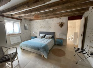 3 chambres, fer et planche à repasser, Wi-Fi gratuit, draps fournis