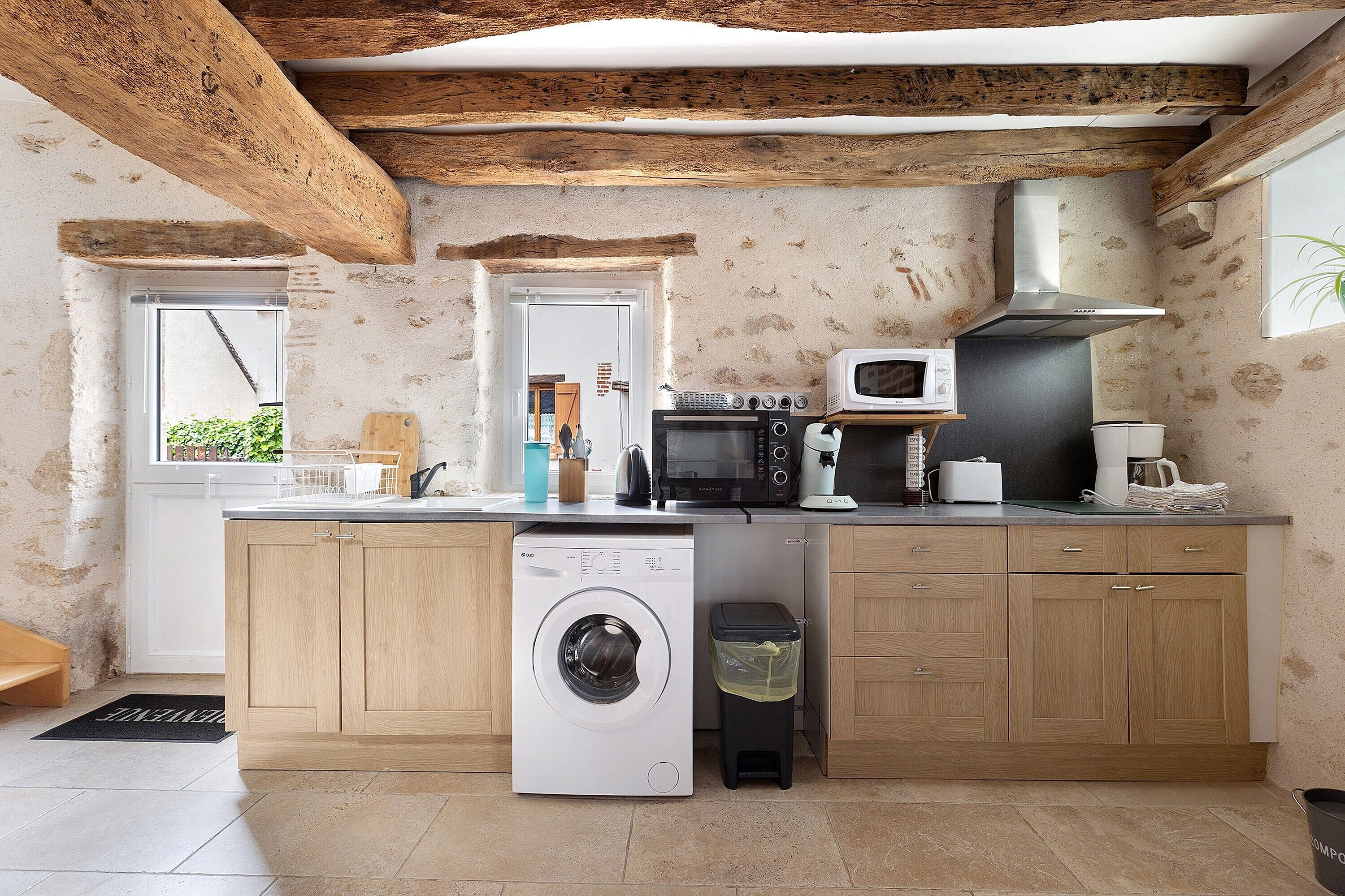 Réfrigérateur, four à micro-ondes, un four, surface de cuisson