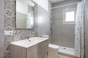 Een douche, een haardroger, handdoeken