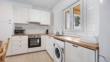 Geladeira, micro-ondas, fogão, cooktop