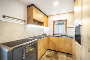 Fridge, microwave, oven, stovetop - Apartment 'Mountainfarm Innertrein Natur' with Mountain View, Shared Garden and Wi-Fi (Cadipietra)