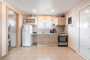 Refrigerador, horno, placa de cocina, cafetera/tetera