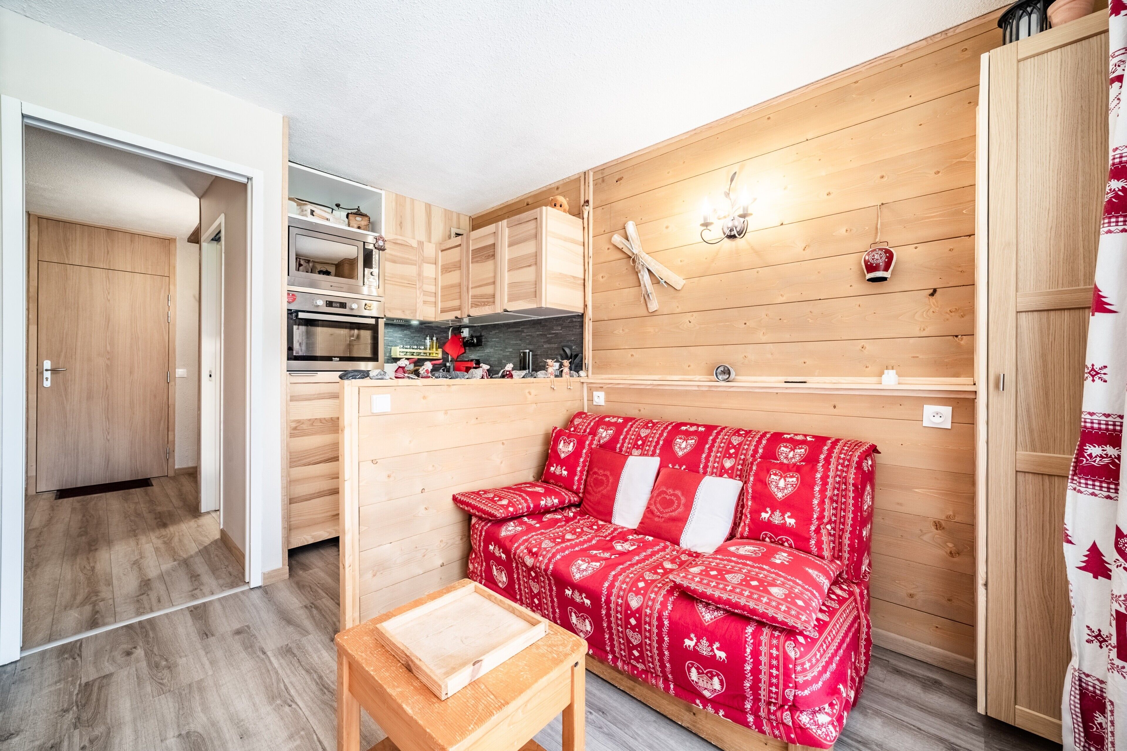 Televisión, reproductor de DVD, mesa de ping pong