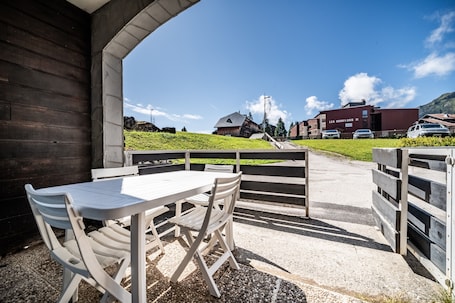 Outdoor dining. Apartment 'Les Pralyssimes' with Mountain View, Private Terrace and Wi-Fi