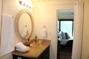 2 bedrooms, iron/ironing board, travel cot, WiFi - Penthouse luxury with ocean views | Resort pools (East End)