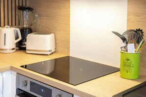 Fridge, microwave, oven, stovetop - Holiday Home 'La Pince De Crabe À 300m De La Mer' with Private Terrace (Guilvinec)