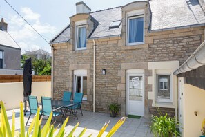 Outdoor dining - Holiday Home 'La Pince De Crabe À 300m De La Mer' with Private Terrace (Guilvinec)