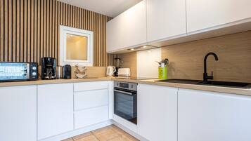 Jääkaappi, mikroaaltouuni, uuni, liesi