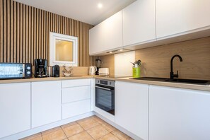 Fridge, microwave, oven, stovetop - Holiday Home 'La Pince De Crabe À 300m De La Mer' with Private Terrace (Guilvinec)