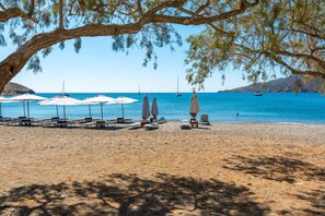 On the beach - Apartment 'Salonikia No 1' with Sea View, Wi-Fi and Air Conditioning (Astypalaia)