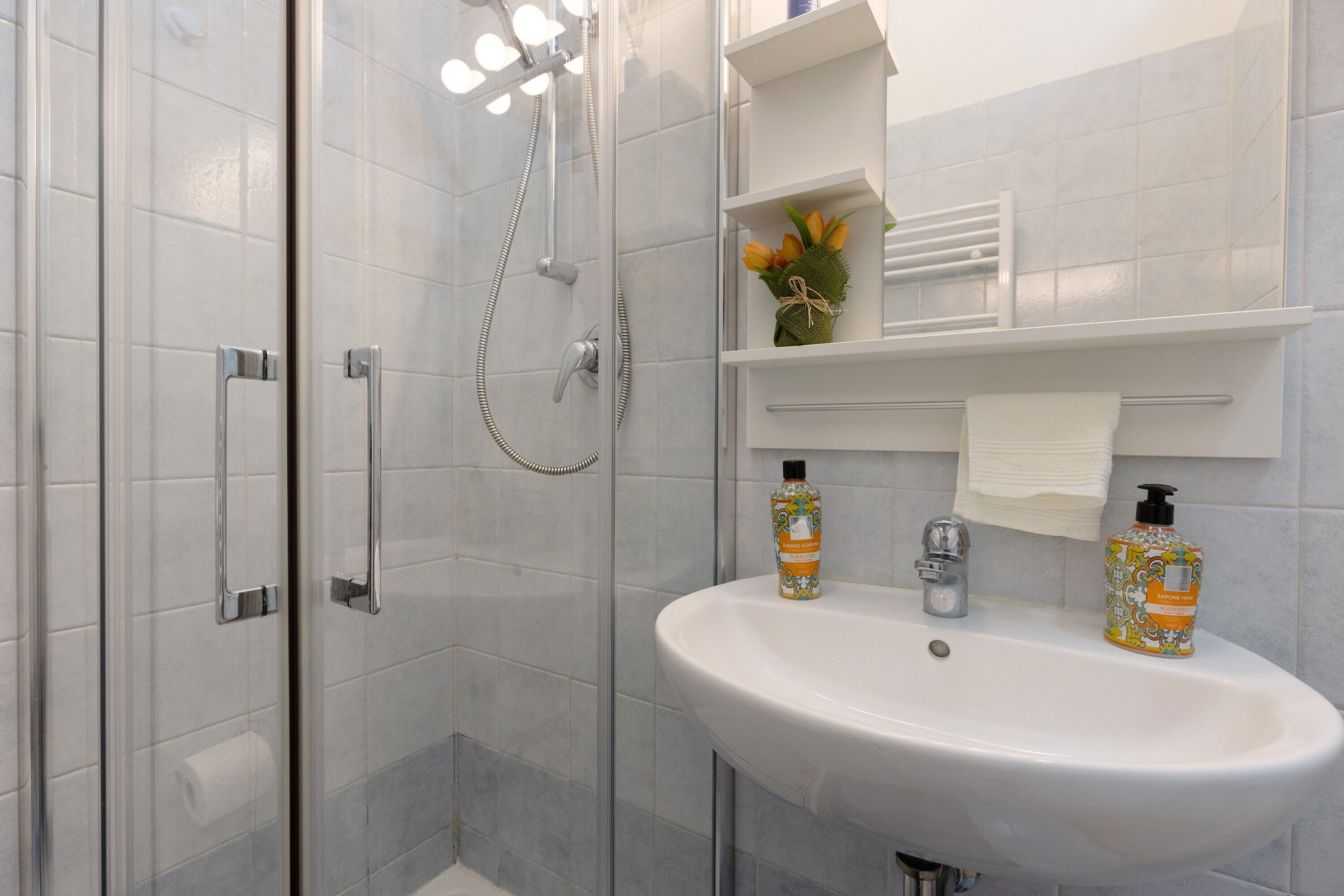 Dusch, hårtork och handdukar