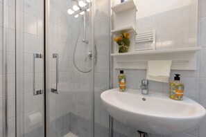 Ducha, secador de pelo, toallas