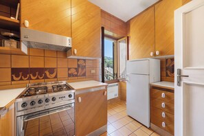 Fridge, oven, stovetop, coffee/tea maker