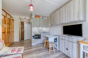 Interior - Apartment 'Équipé Avec Balcon Fermé' with Balcony (La Morte)